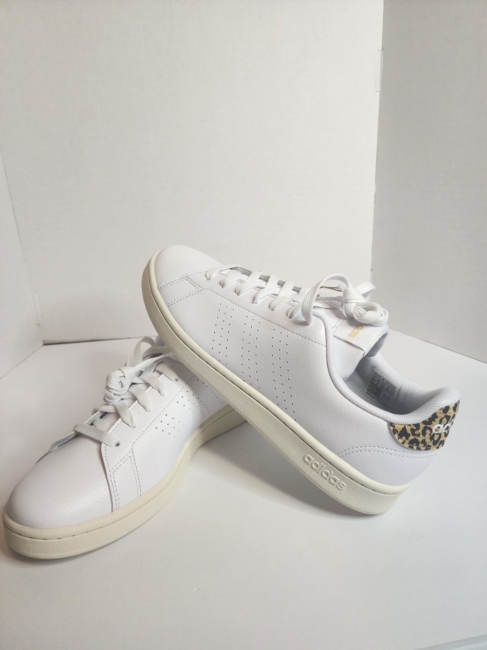 Adidas Women’s Advantage White Sneaker with Cheetah Heel Accent.  Wmen's Sz 10.5